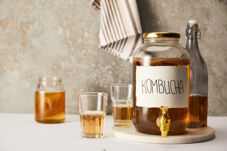 bicchieri, barattolo con kombucha