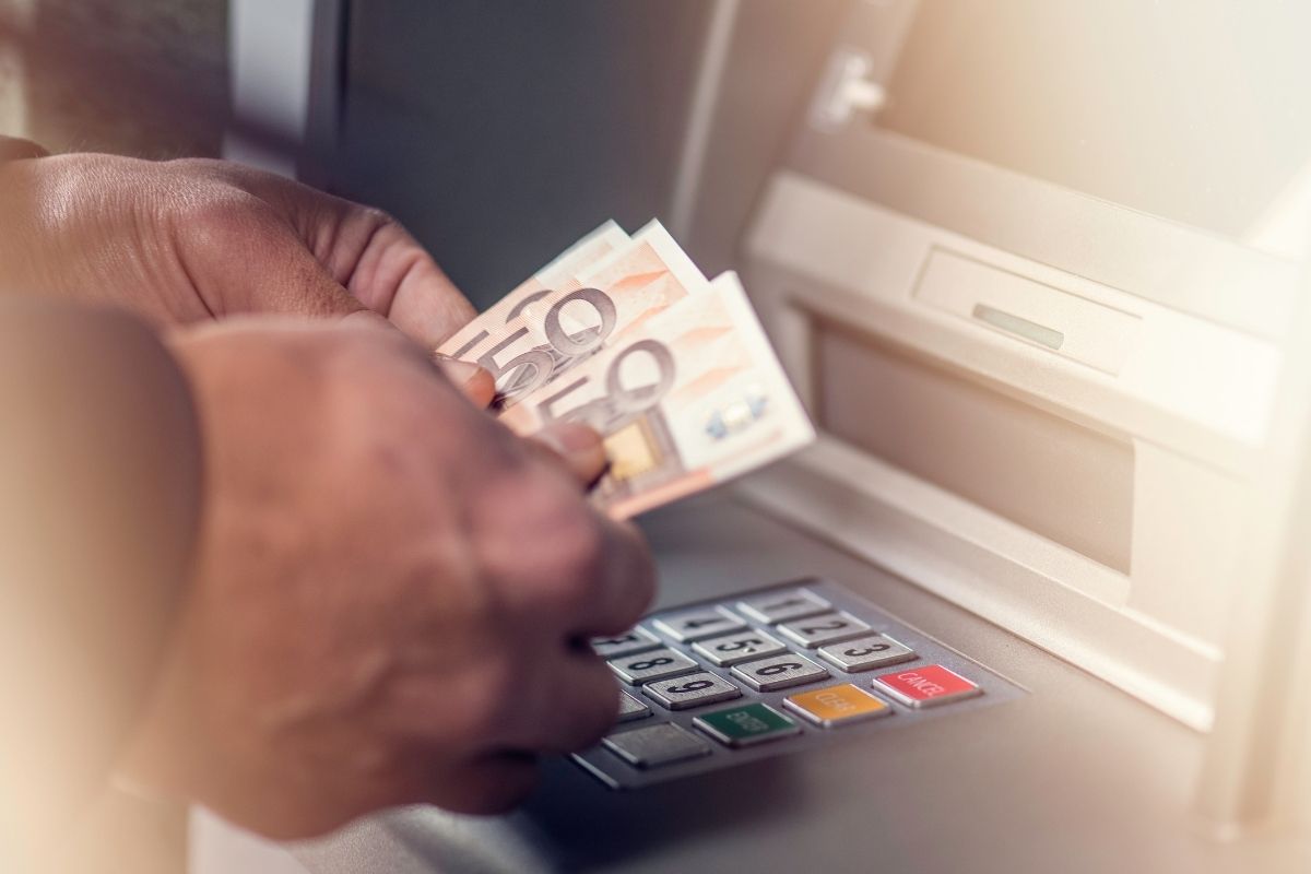 Uomo preleva soldi bancomat