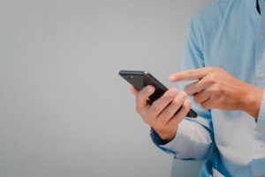 Persona che utilizza il cellulare