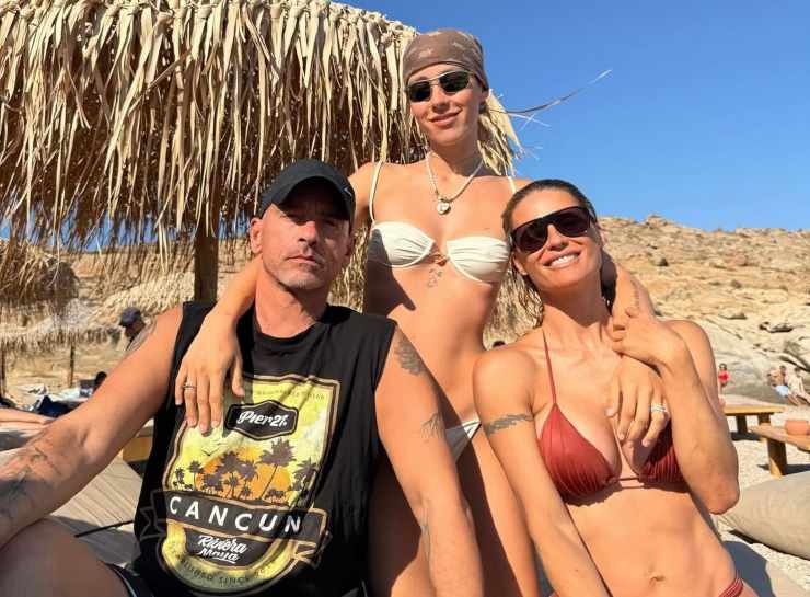 Eros Ramazzotti, Aurora e Michelle Hunziker in spiaggia