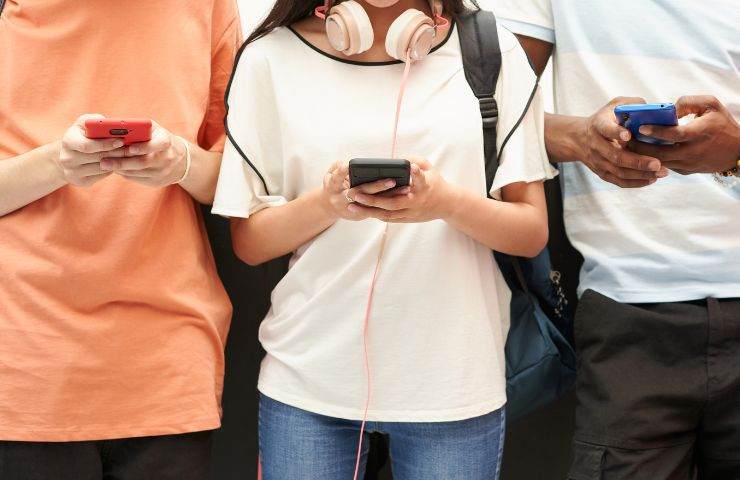 persone che utilizzano il cellulare 