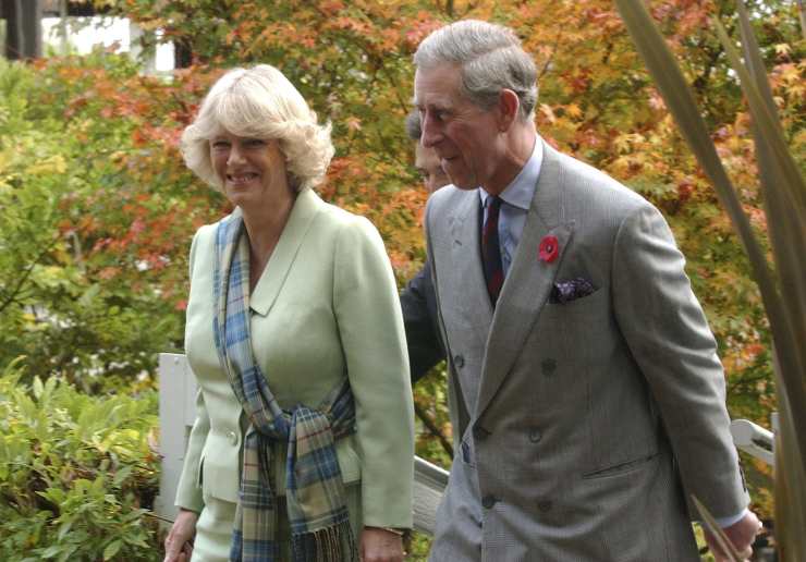 Carlo III e Camilla nei giardini reali