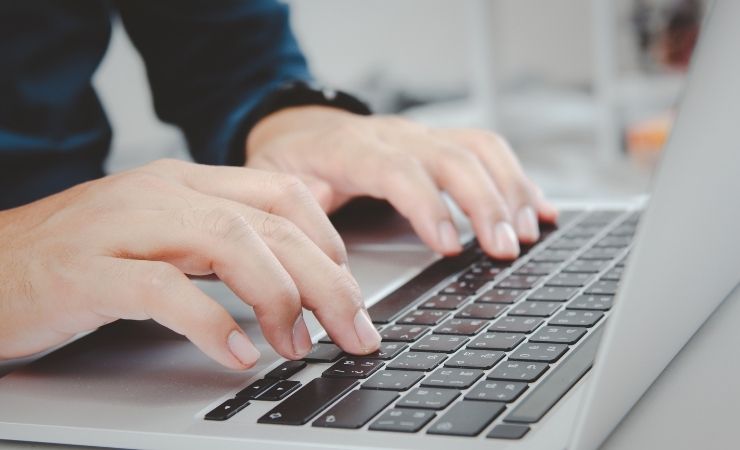 Uomo utilizza computer