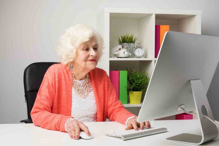 Donna anziana al computer