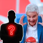 Pino Insegno e sagoma maschile con interrogativo