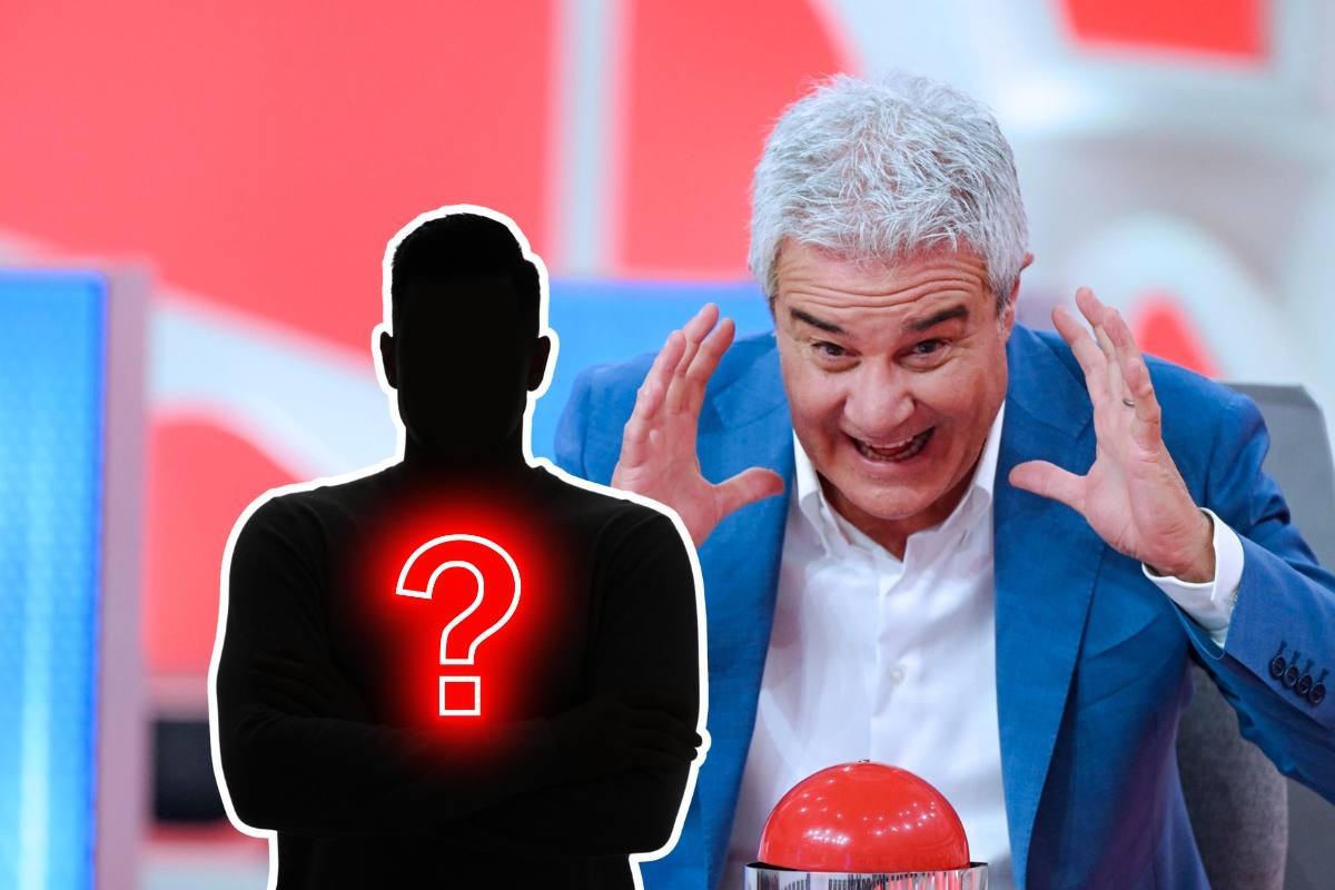 Pino Insegno e sagoma maschile con interrogativo