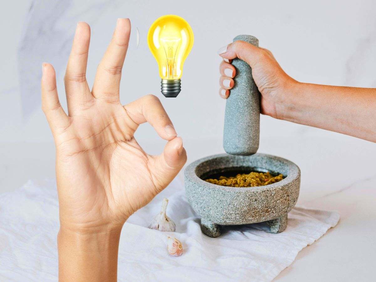 sfondo mano che fa pesto con mortaio e mano che fa ok con lampadina idea