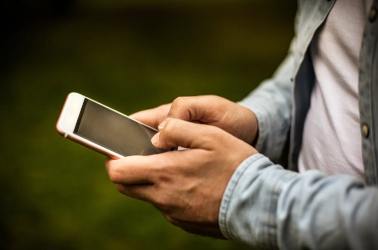 uomo con in mano un cellulare