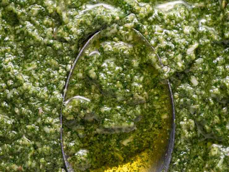 cucchiaino immerso nel pesto