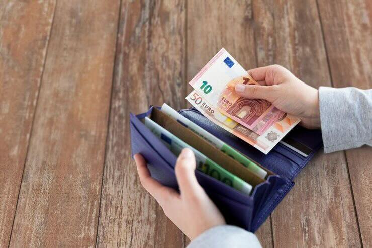 Mettere 10 euro nel portafoglio 