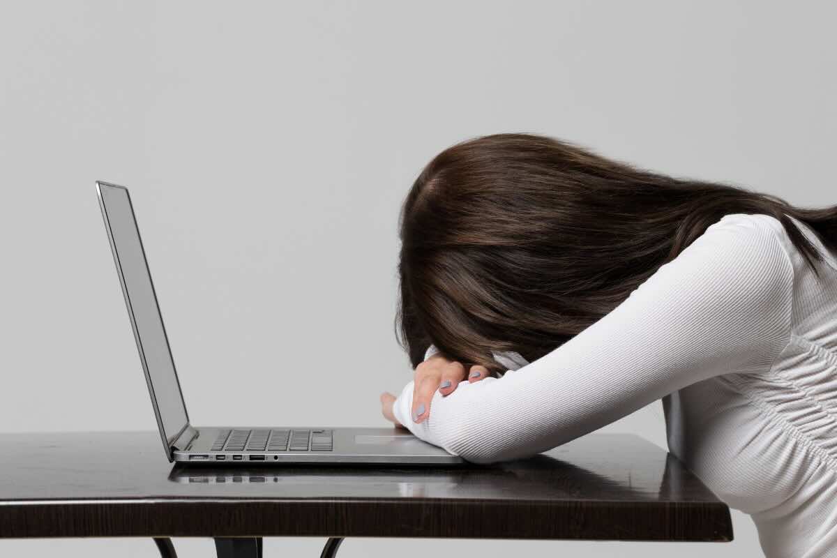 donna stanca su pc