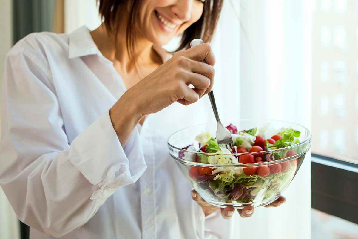 Donna che mangia una insalata